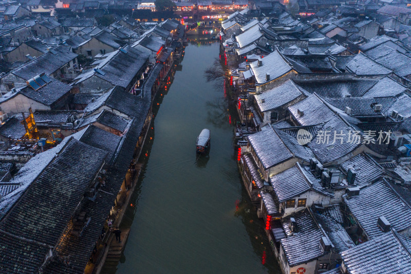 暮色中的古镇雪景