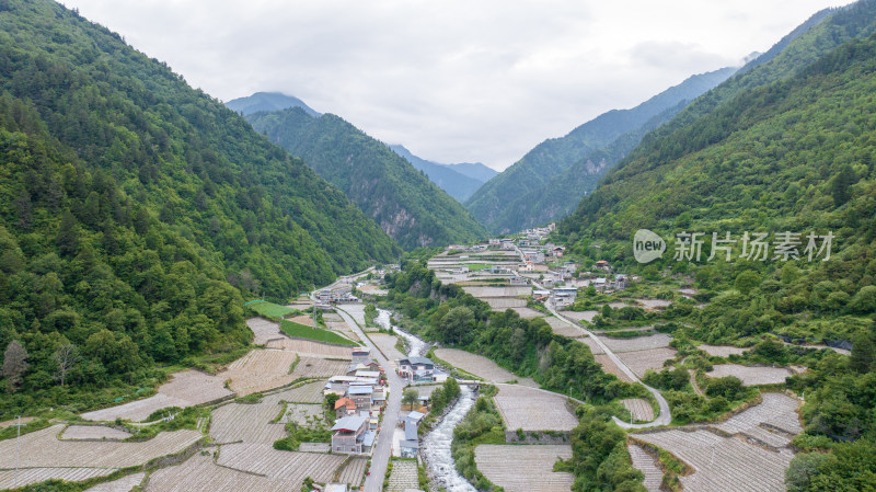 川西阿坝理小路自驾途中的理县朴头镇罗沟村