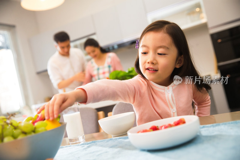 幸福家庭在吃早餐