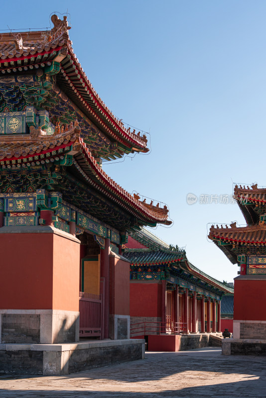 秋天北京历代帝王庙内的古代建筑