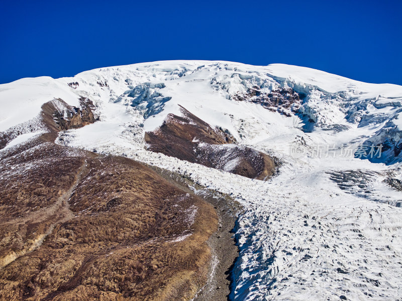 雪山上的冰川