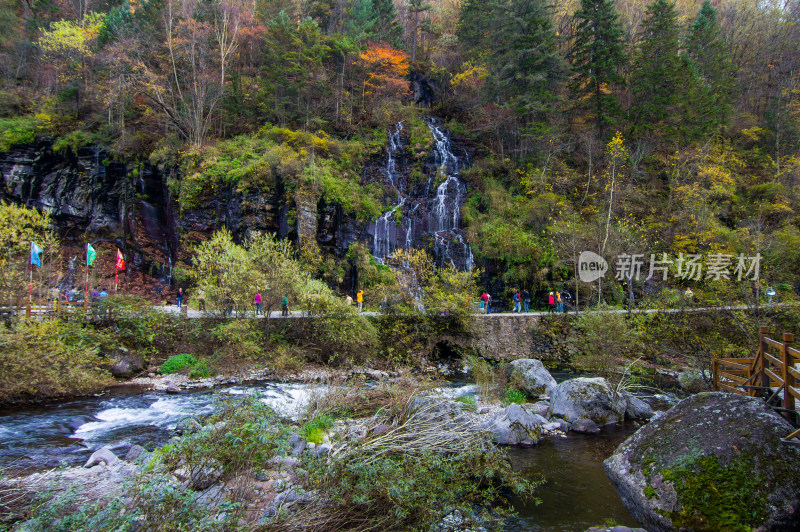 长白山望天鹅景区溪流秋色