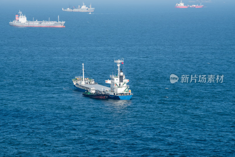 夏季白天韩国釜山海上航行的大型货船