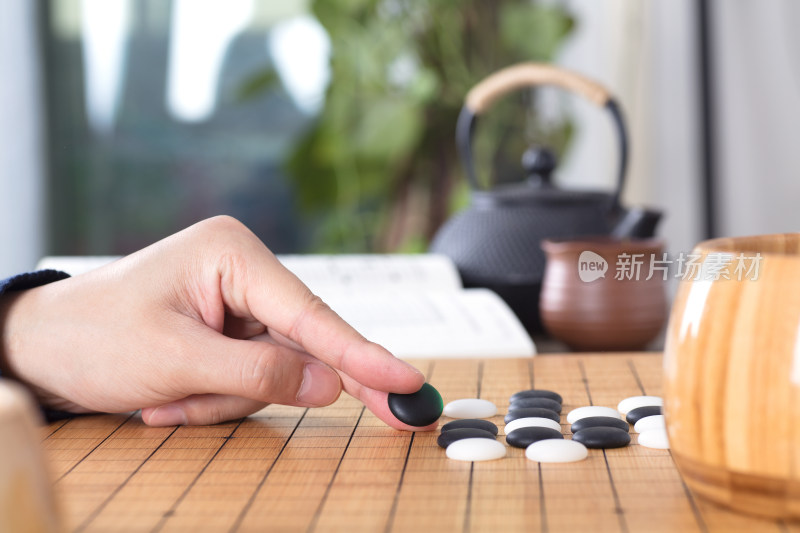 正在下围棋