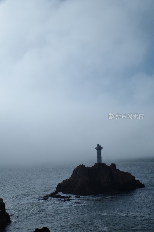 海边岩石上眺望远处大海云雾景观