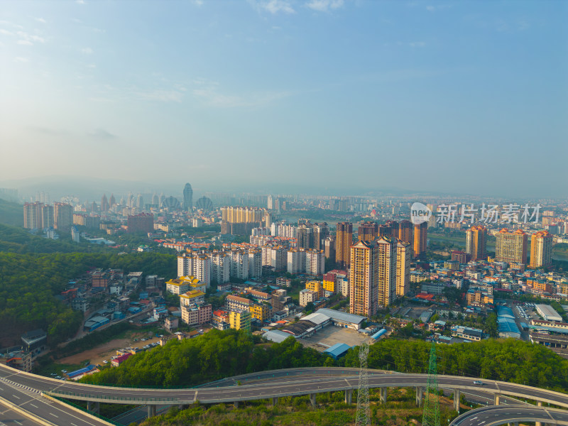 航拍景洪市城市天际线与高架桥交通