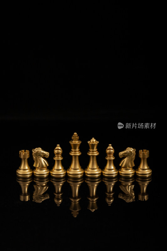 国际象棋金色棋子倒影图