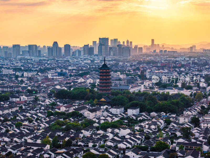 航拍夕阳下苏州古城区北寺塔高新区同框