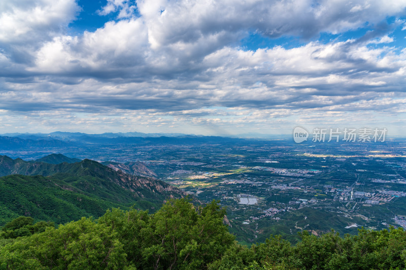 从北京海淀区阳台山俯瞰城市全景