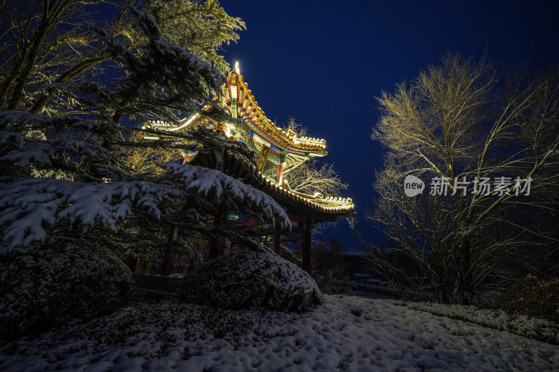 雪夜中式古亭景观