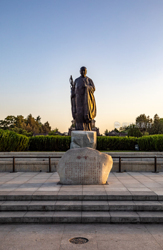 清晨的西安大雁塔大雁塔南广场玄奘雕塑景观