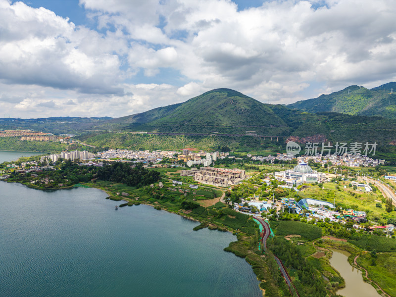 航拍阳宗海山峦环抱的湖边小镇