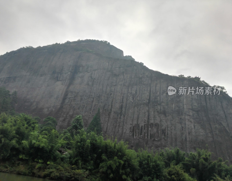 武夷山山林间巍峨陡峭的山峰