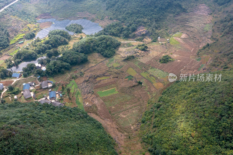 俯瞰山村田园