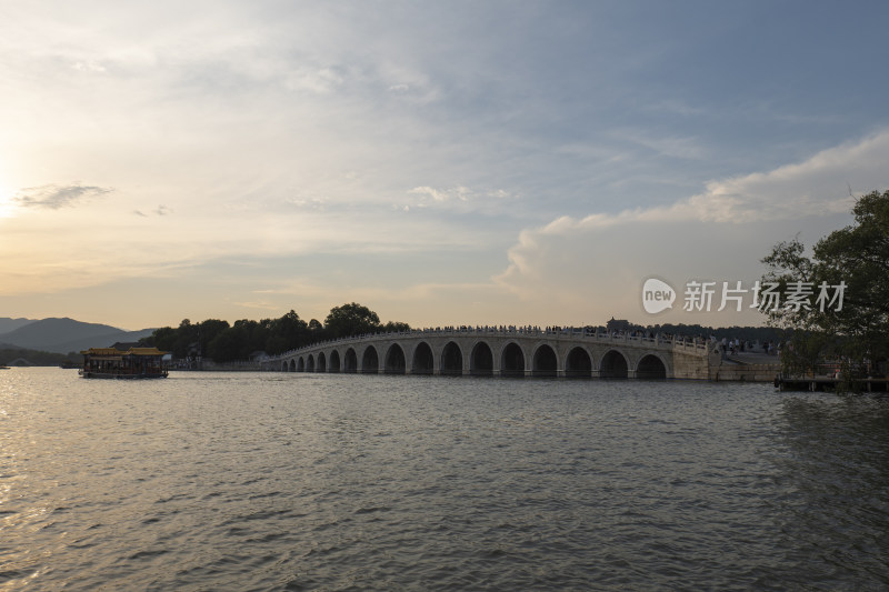 北京颐和园昆明湖十七孔桥风景