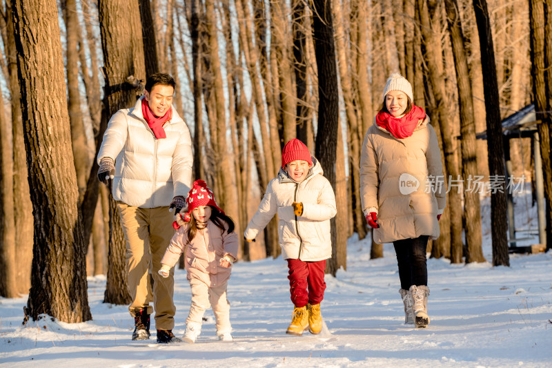 欢乐家庭在雪地里奔跑