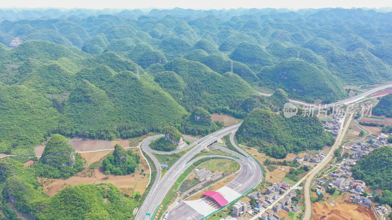 贵州山区高速公路穿行山间乡村