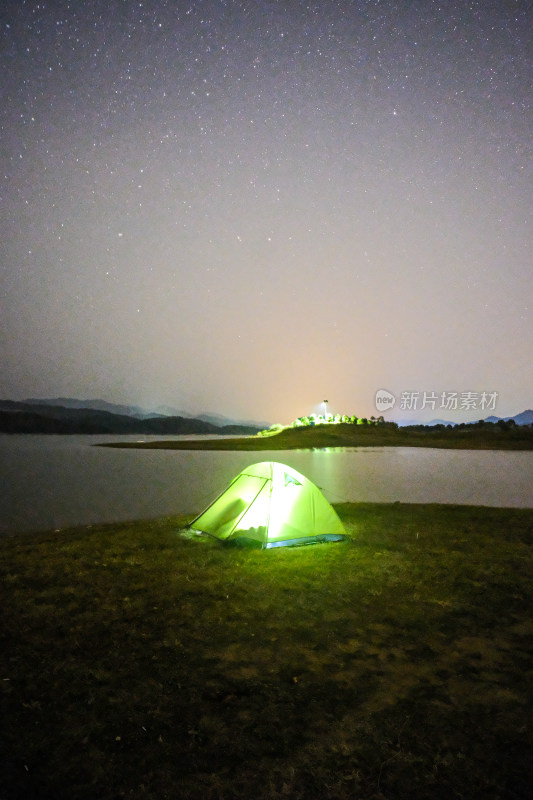 湖边草地的露营帐篷夜景