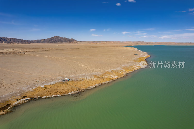 青海无人区可鲁克湖碧绿湖水映雪山高空航拍