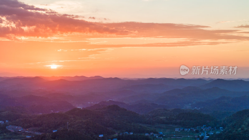 夕阳下四川德阳苍山镇丘陵地区的乡村农田