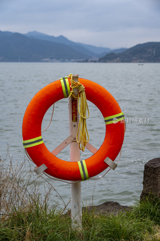 阴雨中的宁波东钱湖