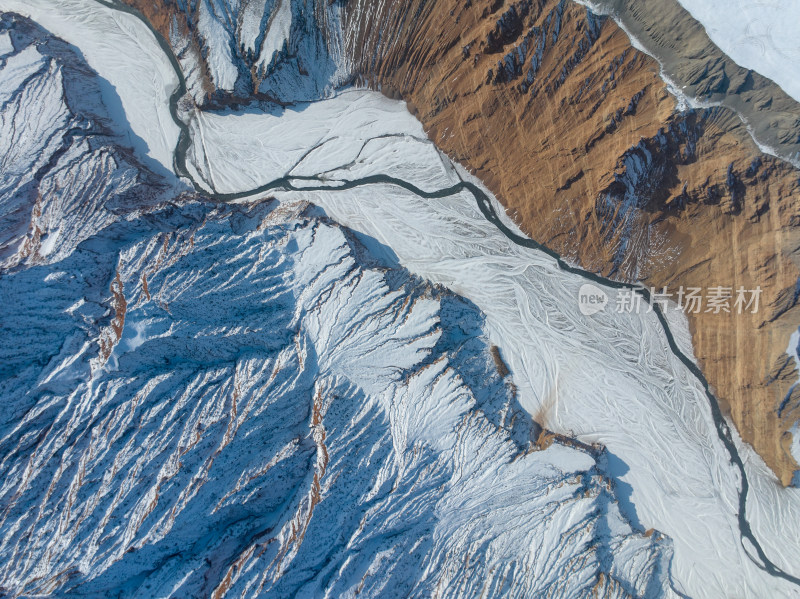 航拍新疆冬季安集海大峡谷雪景雪山山脉河流