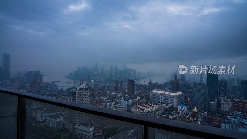 上海陆家嘴阴雨天