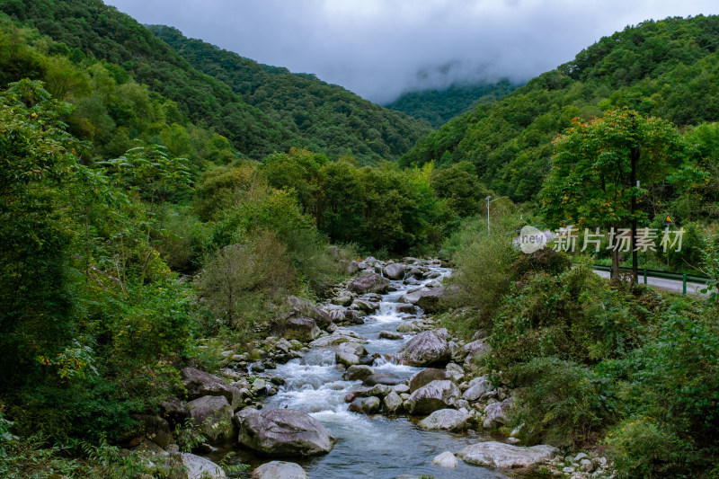 汉中留坝火烧店镇秦岭深处的山中小溪