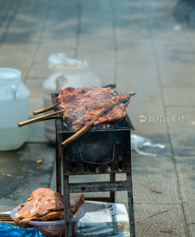 烧烤架上的肉特写镜头