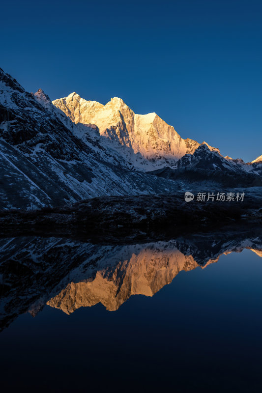 西藏日喀则珠峰东坡嘎玛沟喜马拉雅山脉雪山