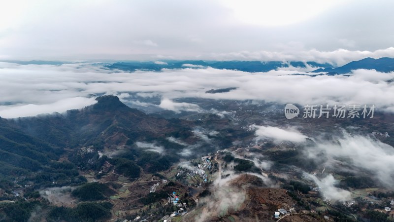 重庆酉阳：雾气中的山村田园