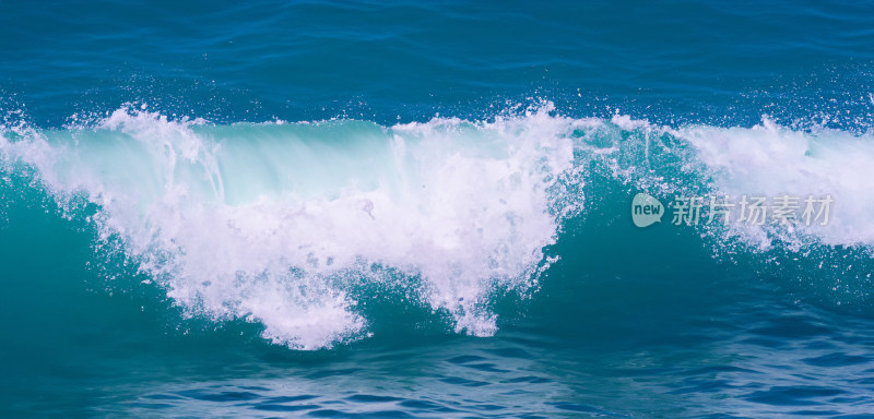 巨浪浪潮汹涌的大海