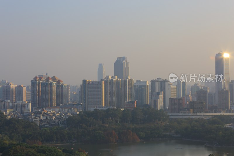 城市高楼与湖畔景观