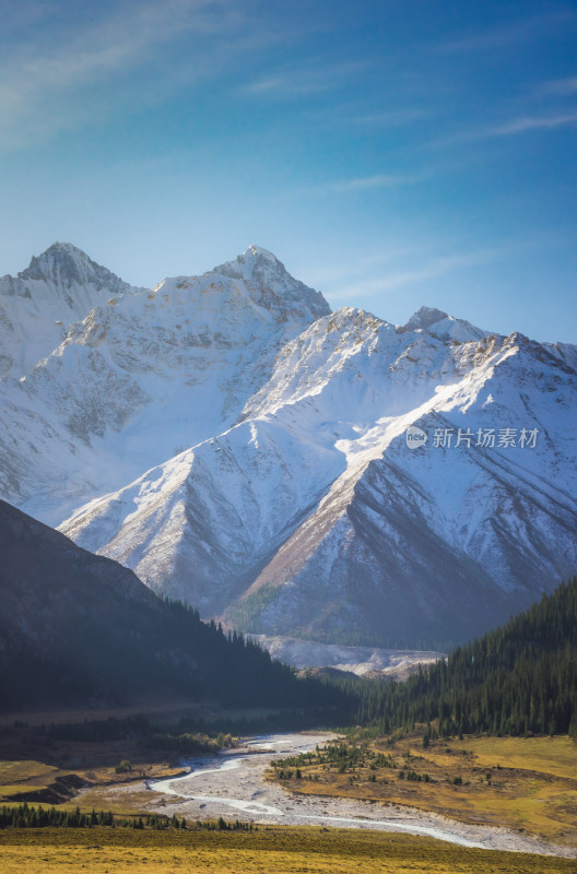 雪山河谷自然风景