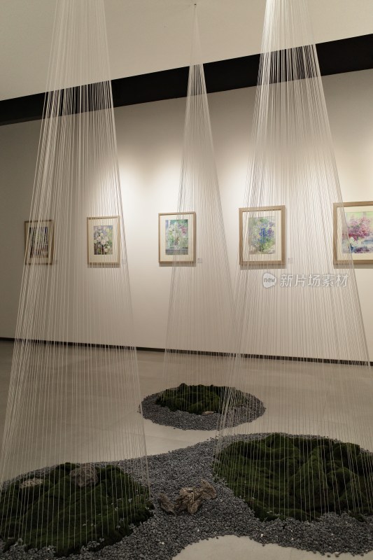 繁花美术画展艺术展厅内的装置艺术作品