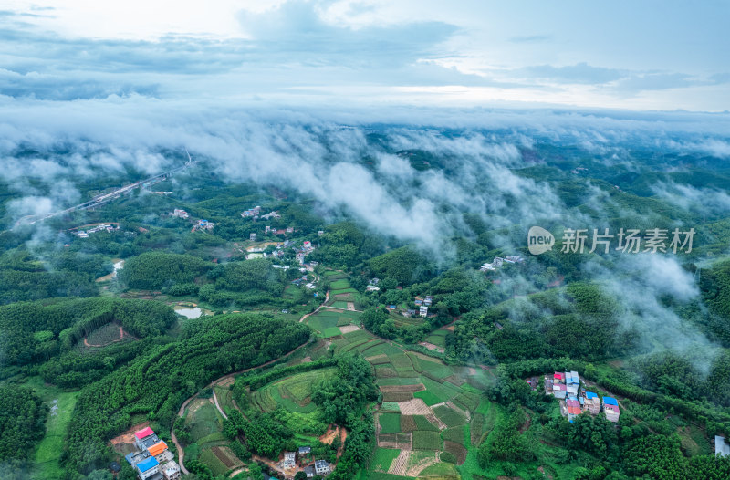 乡村田园连绵群山云雾缭绕唯美风光航拍全景