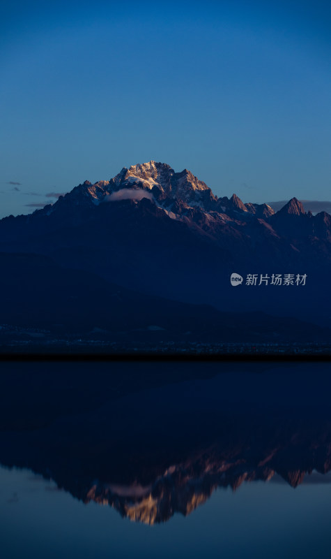 丽江玉龙雪山日照金山