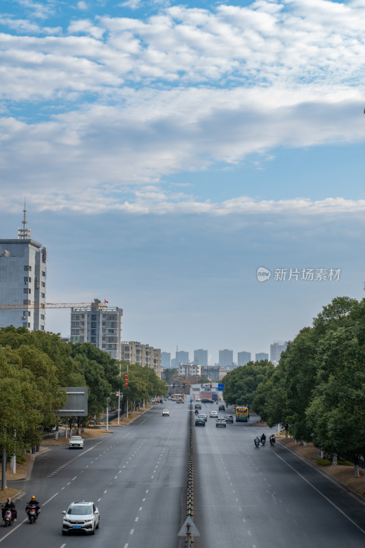 宽阔马路及周边建筑的城市景象