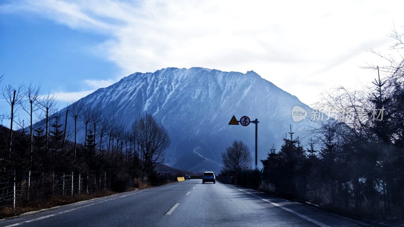 雪山下的公路风景