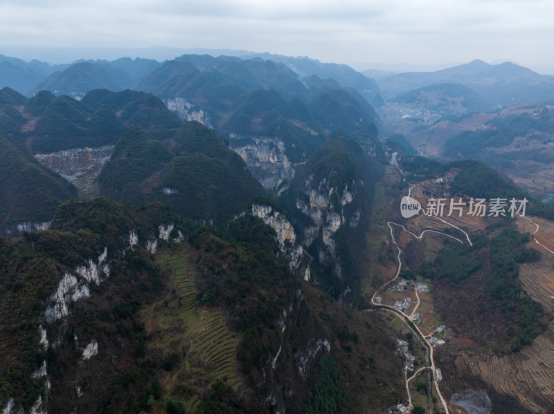 悬崖峭壁上的惊险道路