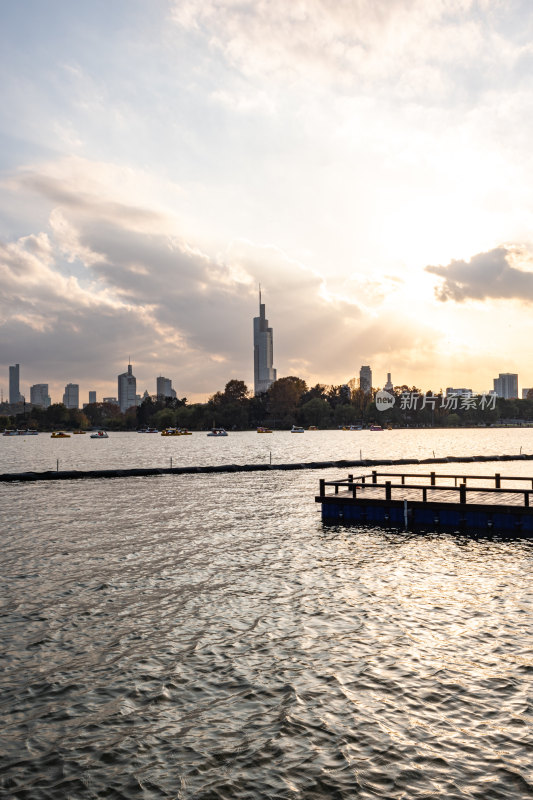 黄昏夕阳南京玄武湖城市建筑景观