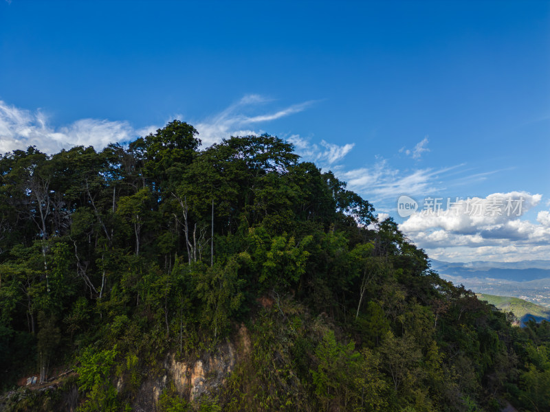 航拍山林绿意蓝天风景