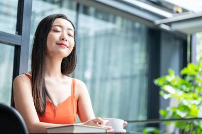 年轻女子在喝咖啡