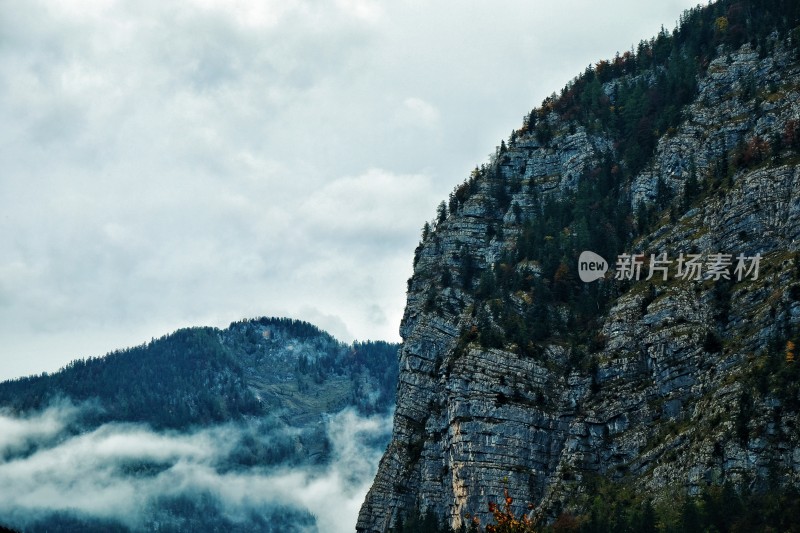 远处山脉云海景观