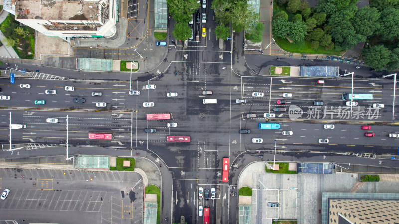 城市十字交叉路口交通航拍图