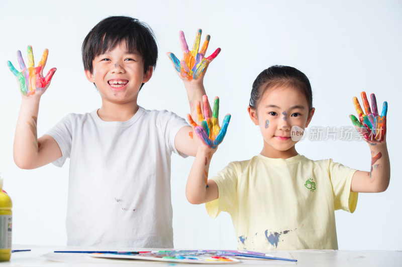 手上涂满颜料的小学生