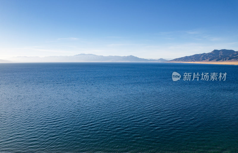 赛里木湖蓝色水面