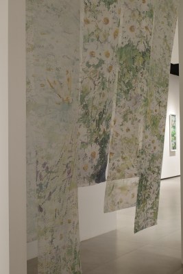 繁花美术画展艺术展厅内的装置艺术作品