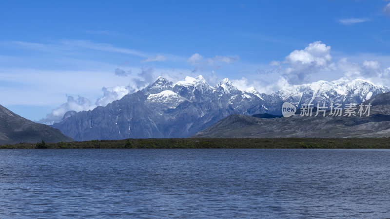 山水相依的雪山湖泊自然风景