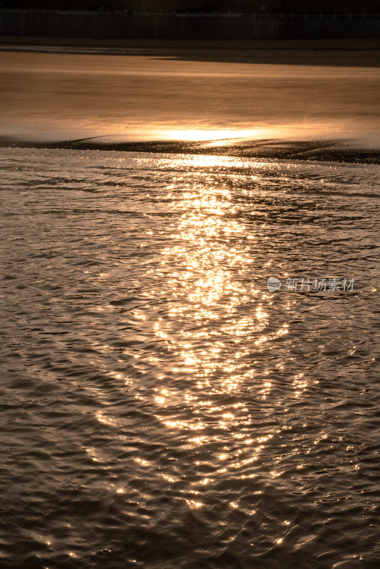 夕阳下波光粼粼的水面风景